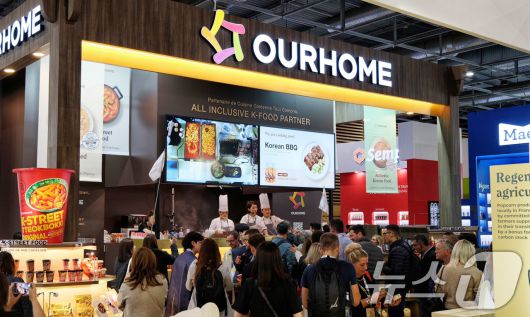 프랑스 파리에서 열린 시알 파리 2024 내 아워홈 부스에서 참관객들이 즉석 조리한 K푸드를 시식하고 있다. (아워홈 제공)/뉴스1 ⓒ News1