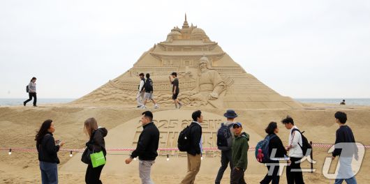 15일 오후 부산 해운대해수욕장을 찾은 시민, 관광객들이 다양한 모래조각 작품을 구경하고 있다. 2025.5.15/뉴스1 ⓒ News1 윤일지 기자