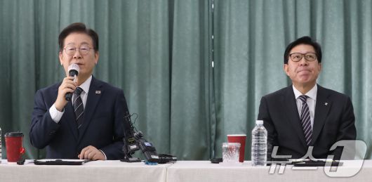 이재명 더불어민주당 대표가 6일 부산 강서구 부산항만공사 신항지사를 방문해 박형준 부산시장과 면담하고 있다. 2025.3.6/뉴스1 ⓒ News1 윤일지 기자