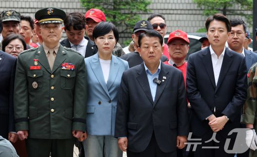 이준석 개혁신당 대통령 후보가 16일 서초구 서울고등법원에서 해병대 '채 상병 순직 사건'과 관련 항명 및 상관명예훼손 혐의로 기소된 박정훈 전 해병대 수사단장(대령)의 항소심 2차 공판준비기일을 앞두고 열린 기자회견에 참석해 자리하고 있다. 오른쪽부터 이준석 후보, 김병주, 전현희 민주당 의원, 박정훈 대령. 2025.5.16/뉴스1 ⓒ News1 박세연 기자