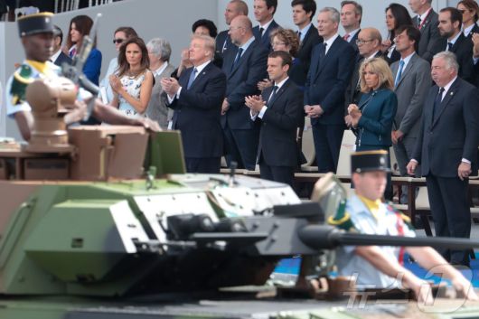 도널드 트럼프 미국 대통령이 지난 2017년 프랑스 대혁명 기념일(7월14일)에 참석해 에마뉘엘 마크롱 프랑스 대통령과 함께 파리 샹젤리제 거리에서 펼쳐진 열병식을 참관했다. 2025.5.16./뉴스1 ⓒ AFP=뉴스1