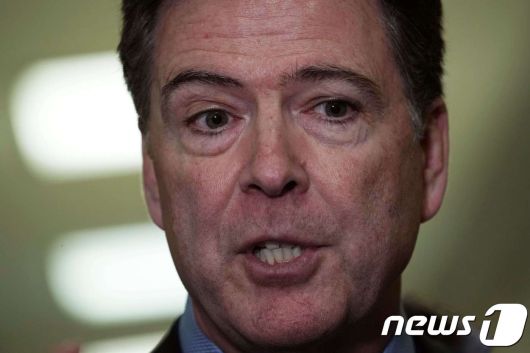 제임스 코미 전 FBI 국장이 7일 (현지시간) 하원 법사위원회 증언을 위해 워싱턴 의사당에 도착하고 있다. 코미 전 국장은 대선캠프와 러시아 간 유착 의혹 수사는 당초 미국인 4명에 초점을 맞췄으며 트럼프 대통령은 여기에 포함되지 않았다고 밝혔다. ⓒ AFP=뉴스1 ⓒ News1 우동명 기자