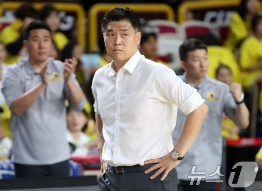 15일 오후 경남 창원체육관에서 열린 '2024-25 KCC 프로농구 챔피언결정전 6차전' 창원 LG 세이커스와 서울 SK 나이츠의 경기에서 LG 조상현 감독이 경기를 지켜보고 있다. 2025.5.15/뉴스1 ⓒ News1 윤일지 기자