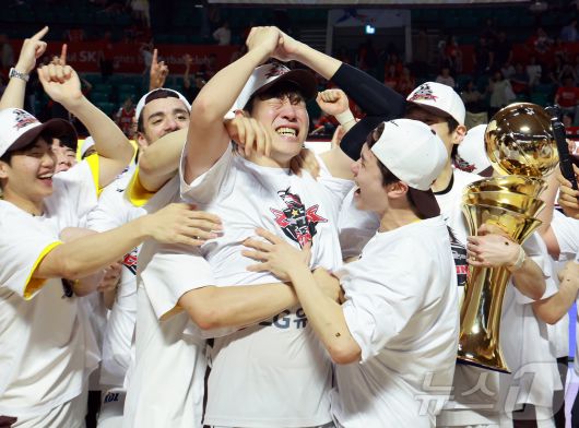 17일 오후 서울 송파구 잠실학생체육관에서 열린 '2024-25 KCC 프로농구 챔피언결정전 7차전' 서울 SK 나이츠와 창원 LG 세이커스의 경기, 62대58로 승리하며 창단 28년 만에 첫 우승을 달성한 창원 LG 허일영이 시상식에서 플레이오프 MVP에 선정된 뒤 동료들의 축하를 받고 있다. 2025.5.17/뉴스1 ⓒ News1 김진환 기자