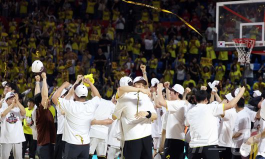 17일 오후 서울 송파구 잠실학생체육관에서 열린 '2024-25 KCC 프로농구 챔피언결정전 7차전' 서울 SK 나이츠와 창원 LG 세이커스의 경기, 62대58로 승리하며 창단 28년 만에 첫 우승을 달성한 창원 LG 선수들이 기쁨을 나누고 있다. 2025.5.17/뉴스1 ⓒ News1 김진환 기자