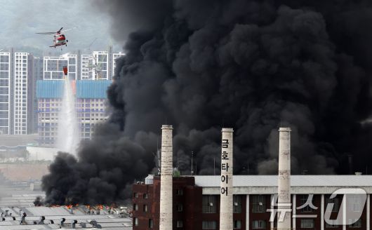 17일 오전 7시 11분 광주 광산구 소촌동 금호타이어 광장공장에서 화재가 발생해 소방당국이 진화 작업을 하고 있다 2025.5.17/뉴스1 ⓒ News1 김태성 기자