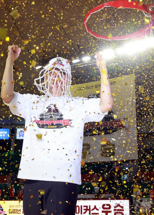 17일 오후 서울 송파구 잠실학생체육관에서 열린 '2024-25 KCC 프로농구 챔피언결정전 7차전' 서울 SK 나이츠와 창원 LG 세이커스의 경기, 62대58로 승리하며 창단 28년 만에 첫 우승을 달성한 창원 LG 조상현 감독이 그물 커팅식에서 세리머니를 펼치고 있다. 2025.5.17/뉴스1 ⓒ News1 김진환 기자