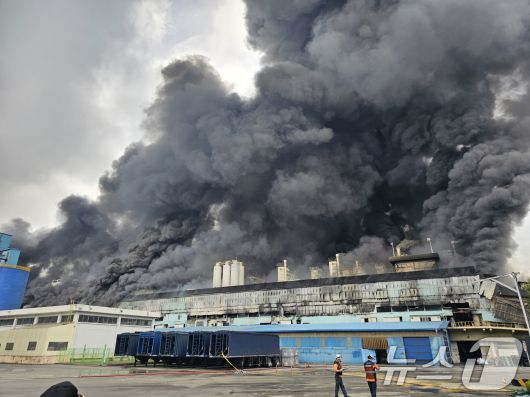 17일 오전 광주 광산구 소촌동 금호타이어 광장공장에서 화재가 발생해 검은 연기가 뒤덮고 있다. 2025.5.17/뉴스1 ⓒ News1 최성국 기자
