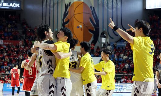 7일 오후 서울 송파구 잠실학생체육관에서 열린 '2024-25 KCC 프로농구 챔피언결정전 2차전' 서울 SK 나이츠와 창원 LG 세이커스의 경기에서 76대71로 짜릿한 승리를 거둔 LG 선수들이 기쁨을 나누고 있다. 2025.5.7/뉴스1 ⓒ News1 이동해 기자