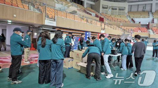 17일 오후 광주여대 체육관에서 광산구 공무원들이 금호타이어 광주공장 화재로 인해 대피한 주민들을 위한 물품을 정리하고 있다. (광산구 제공. 재판매 및 DB 금지) 2025.5.17/뉴스1 ⓒ News1 이승현 기자