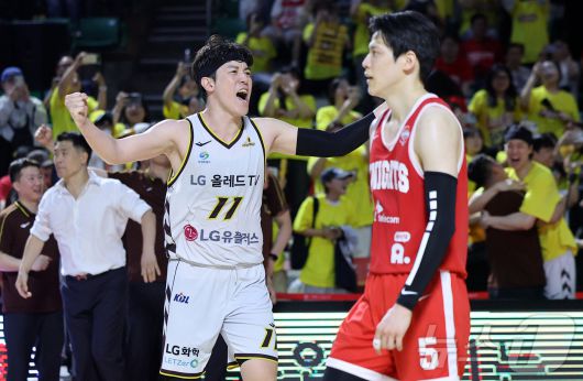 17일 오후 서울 송파구 잠실학생체육관에서 열린 '2024-25 KCC 프로농구 챔피언결정전 7차전' 서울 SK 나이츠와 창원 LG 세이커스의 경기, 창원 LG 허일영이 종료 휘슬이 울리자 환호하고 있다. 창원 LG는 62대58로 승리하며 창단 28년 만에 첫 우승을 달성했다. 2025.5.17/뉴스1 ⓒ News1 김진환 기자