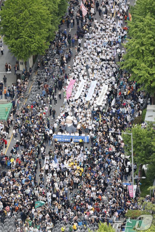 5·18 민주화운동 45주년을 하루 앞두고 17일 오후 광주 동구 금남로 일대에서 전야행사가 진행되고 있다. 2025.5.17/뉴스1 ⓒ News1 김태성 기자