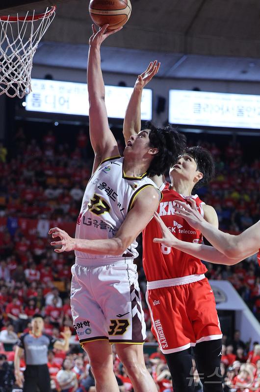 17일 오후 서울 송파구 잠실학생체육관에서 열린 '2024-25 KCC 프로농구 챔피언결정전 7차전' 서울 SK 나이츠와 창원 LG 세이커스의 경기, 2쿼터 창원 LG 칼 타마요가 골밑슛을 하고 있다. 2025.5.17/뉴스1 ⓒ News1 김진환 기자