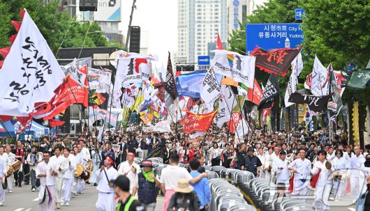 민주노총 광주전남본부 등 노동단체들이 17일 오후 광주 동구 금남로에서 열리는 5.18민주화운동 46주기 전야제 민주평화대행진에 참여하고 있다. 2025.5.17/뉴스1 ⓒ News1 김태성 기자