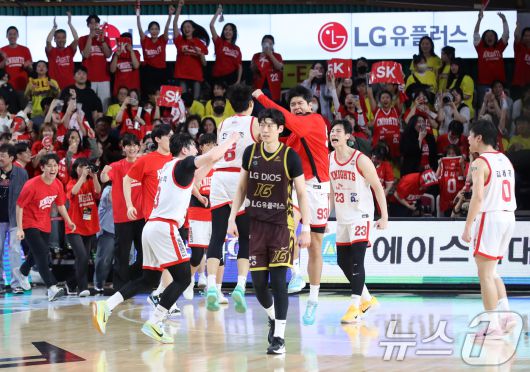 15일 오후 경남 창원체육관에서 열린 '2024-25 KCC 프로농구 챔피언결정전 6차전' 창원 LG 세이커스와 서울 SK 나이츠의 경기에서 54대 51로 승리한 SK 선수들이 기뻐하고 있다. 2025.5.15/뉴스1 ⓒ News1 윤일지 기자