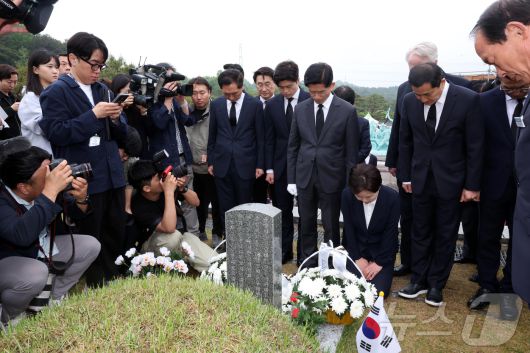 김문수 국민의힘 대통령 후보가 17일 광주 북구 국립 5.18민주묘지에서 5.18 시민군 대변인 윤상원 열사의 묘소를 참배하고 있다. (공동취재) 2025.5.17/뉴스1 ⓒ News1 이광호 기자