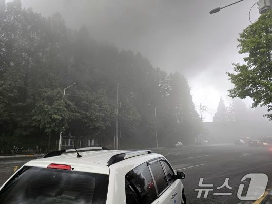 17일 오전 광주 광산구 소촌동 금호타이어 광장공장에서 화재가 발생해 일대에 검은 연기가 뒤덮고 있다. 2025.5.17/뉴스1 ⓒ News1 최성국 기자