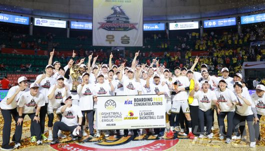 17일 오후 서울 송파구 잠실학생체육관에서 열린 '2024-25 KCC 프로농구 챔피언결정전 7차전' 서울 SK 나이츠와 창원 LG 세이커스의 경기, 62대58로 승리하며 창단 28년 만에 첫 우승을 달성한 창원 LG 선수들이 기념 촬영을 하고 있다. 2025.5.17/뉴스1 ⓒ News1 김진환 기자