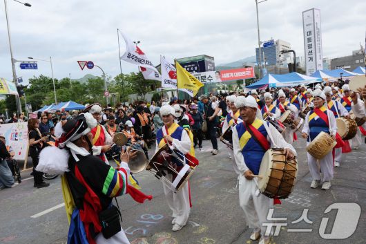 5·18민주화운동 제45주년을 하루 앞둔 17일 광주 동구 금남로 일대에서 사물놀이가 진행되고 있다. 2025.5.17/뉴스1 ⓒ News1 박지현 기자