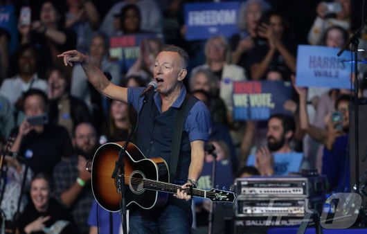 2024년 미국 대선 당시 민주당 카멀라 해리스 후보 유세에서 공연하는 브루스 스프링스틴. 2024.10.28. ⓒ AFP=뉴스1 ⓒ News1 이지예 객원기자