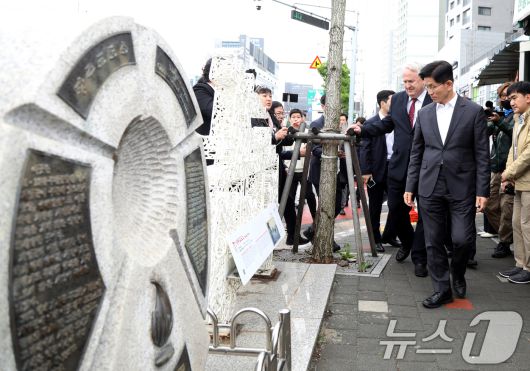 김문수 국민의힘 대통령 후보가 17일 오전 광주 북구 광주교도소 터를 찾아 둘러보고 있다. (김문수 캠프 제공. 재판매 및 DB 금지) 2025.5.17/뉴스1