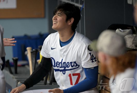 LA 다저스 오타니 쇼헤이가 17일(한국시간) 열린 LA 에인절스와 2025 메이저리그 홈 경기에서 시즌 16호 아치를 그려 홈런 부문 단독 선두에 올랐다. ⓒ 로이터=뉴스1