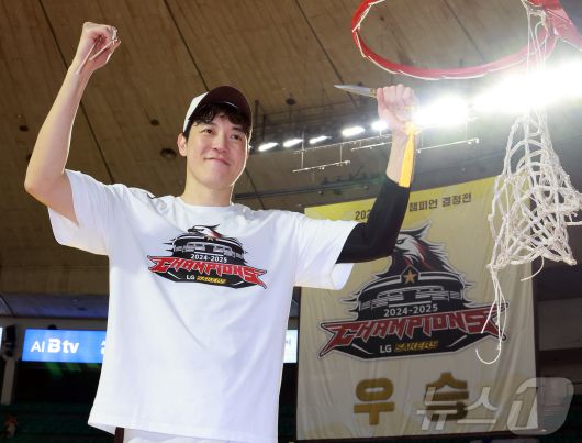17일 오후 서울 송파구 잠실학생체육관에서 열린 '2024-25 KCC 프로농구 챔피언결정전 7차전' 서울 SK 나이츠와 창원 LG 세이커스의 경기, 62대58로 승리하며 창단 28년 만에 첫 우승을 달성한 창원 LG 허일영이 그물 커팅식에서 세리머니를 펼치고 있다. 2025.5.17/뉴스1 ⓒ News1 김진환 기자
