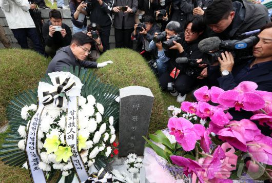 김문수 국민의힘 대통령 후보가 17일 광주 북구 국립 5.18민주묘지에서 박관현 열사의 묘소를 어루만지고 있다. 박관현 열사는 1982년 4월 8일 내란예비음모, 계엄령 위반 등 내란중요임무종사 혐의로 체포돼 모진 고문을 받았으며 5월 4일 기소되어 9월 7일 징역 5년을 선고 받고 광주고등법원에 항소하여 재판 계류 중 50일 간의 옥중 단식투쟁 끝에 1982년 10월 12일 사망했다. (공동취재) 2025.5.17/뉴스1 ⓒ News1 이광호 기자