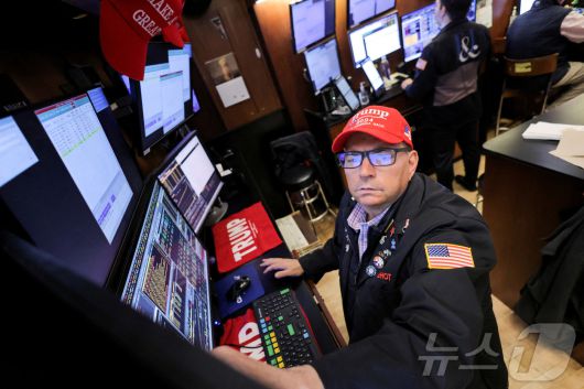 트럼프 굿즈를 사용하는 뉴욕증권거래소 트레이더 ⓒ 로이터=뉴스1