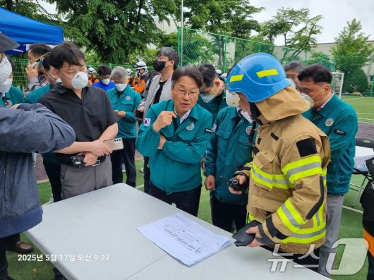 강기정 광주시장이 17일 오전 불이 난 광주 광산구 금호타이어 공장에서 화재 진압 대응을 주문하고 있다.(광주시 제공. 재판매 및 DB 금지) ⓒ News1