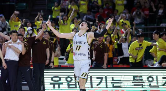 17일 오후 서울 송파구 잠실학생체육관에서 열린 '2024-25 KCC 프로농구 챔피언결정전 7차전' 서울 SK 나이츠와 창원 LG 세이커스의 경기, 창원 LG 허일영이 종료 휘슬이 울리자 환호하고 있다. 창원 LG는 62대58로 승리하며 창단 28년 만에 첫 우승을 달성했다. 2025.5.17/뉴스1 ⓒ News1 김진환 기자