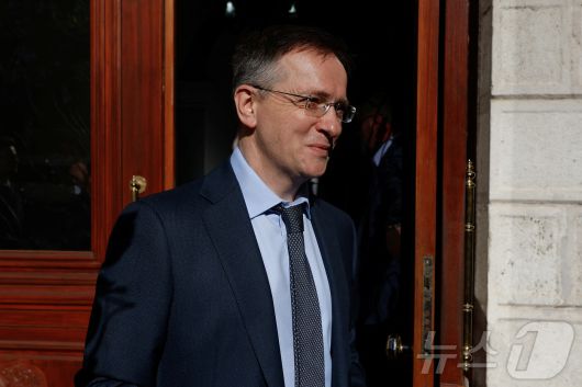 15일(현지시간) 블라디미르 메딘스키 러시아 대통령 보좌관이 튀르키예 이스탄불 주재 러시아 총영사관에서 나오고 있다. 2025.05.15 ⓒ 로이터=뉴스1 ⓒ News1 정지윤 기자