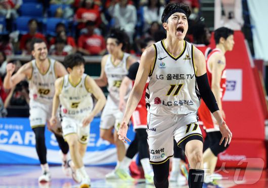 17일 오후 서울 송파구 잠실학생체육관에서 열린 '2024-25 KCC 프로농구 챔피언결정전 7차전' 서울 SK 나이츠와 창원 LG 세이커스의 경기, 4쿼터 창원 LG 허일영이 3점슛을 성공시킨 뒤 세리머니를 하고 있다. 2025.5.17/뉴스1 ⓒ News1 김진환 기자