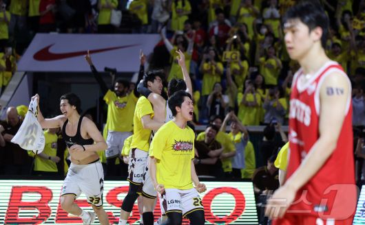 17일 오후 서울 송파구 잠실학생체육관에서 열린 '2024-25 KCC 프로농구 챔피언결정전 7차전' 서울 SK 나이츠와 창원 LG 세이커스의 경기, 창원 LG 선수들이 종료 휘슬이 울리자 환호하고 있다. 창원 LG는 62대58로 승리하며 창단 28년 만에 첫 우승을 달성했다. 2025.5.17/뉴스1 ⓒ News1 김진환 기자