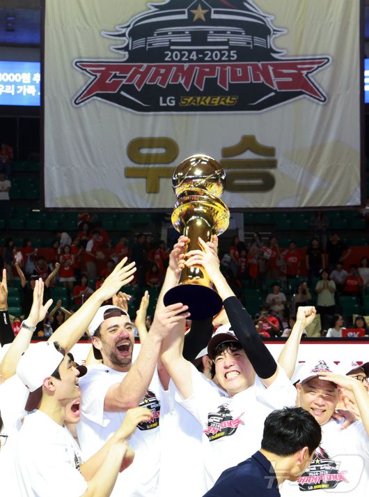17일 오후 서울 송파구 잠실학생체육관에서 열린 '2024-25 KCC 프로농구 챔피언결정전 7차전' 서울 SK 나이츠와 창원 LG 세이커스의 경기, 62대58로 승리하며 창단 28년 만에 첫 우승을 달성한 창원 LG 선수들이 시상식에서 우승 트로피를 들고 환호하고 있다. 2025.5.17/뉴스1 ⓒ News1 김진환 기자