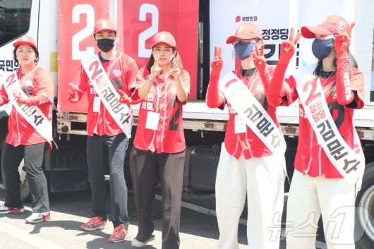 김문수 국민의힘 대통령 후보 제주도선거대책위원회(김문수 제주선대위)가 6·3 대선 공식 선거 운동 첫 주말인 17일 제주시 민속오일장에서 유세를 펼치고 있다. 2025.5.17/뉴스1 ⓒ News1 강승남 기자