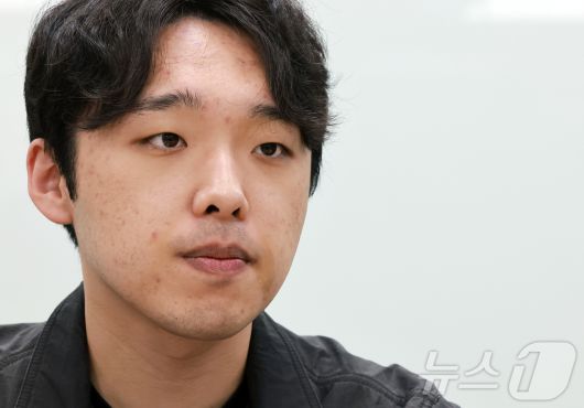 이선우 대한의과대학·의학전문대학원 학생협회(의대협) 비상대책위원장(가운데)이 서울 용산구 대한의사협회 내 의료배상공제조합에서 뉴스1과 인터뷰를 하고 있다. 2025.5.14/뉴스1 ⓒ News1 김진환 기자