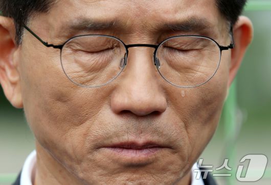 김문수 국민의힘 대통령 후보가 17일 오전 광주 북구 광주교도소 터를 찾아 눈물을 흘리며 생각에 잠겨 있다.(김문수 캠프 제공. 재판매 및 DB 금지) 2025.5.17/뉴스1