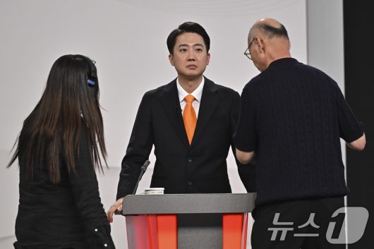 이준석 개혁신당 대통령 후보가 18일 서울 마포구 SBS프리즘타워에서 중앙선거방송토론위원회 주관 제21대 대통령선거 후보자 토론회 준비를 하고 있다. 2025.5.18/뉴스1 ⓒ News1 국회사진취재단