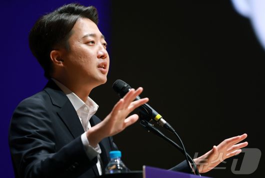 이준석 개혁신당 대통령 후보가 17일 오전 서울 강남구 코엑스에서 열린 제11회 젊은의사포럼에서 강연자로 나서 발언하고 있다. 2025.5.17/뉴스1 ⓒ News1 김진환 기자