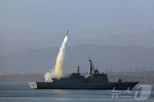 (평양 노동신문=뉴스1) = 북한 노동당 기관지 노동신문은 30일 미사일총국과 국방과학원, 탐지전자전총국이 구축함 '최현'호에 탑재된 무장 체계들의 성능 및 전투 적용성 시험에 착수했다고 보도했다. 이들은 순항미사일 시험밝사 등 구축함의 첫 무기체계 시험을 지난 28일과 29일에 진행했다고 전했다. [국내에서만 사용가능. 재배포 금지. DB 금지. For Use Only in the Republic of Korea. Redistribution Prohibited] rodongphoto@news1.kr