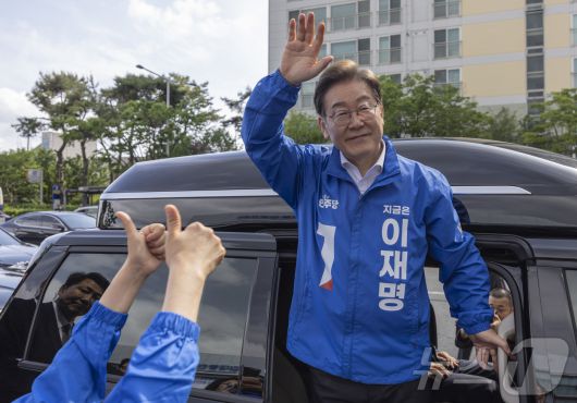 이재명 더불어민주당 대통령 후보가 17일 광주광역시 서구 김대중컨벤션센터 광장에서 열린 집중 유세를 마친 뒤 지지자들에게 인사를 하고 있다. (공동취재) 2025.5.17/뉴스1 ⓒ News1 이재명 기자