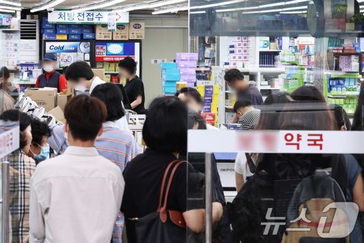 서울 시내의 한 약국에서 시민들이 약을 처방받고 있다. 2024.9.13/뉴스1 ⓒ News1 구윤성 기자