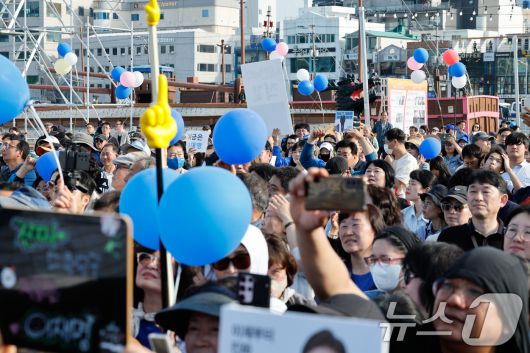 이재명 더불어민주당 대통령 후보가 14일 오후 경남 통영시 강구안 문화마당을 찾아 지지를 호소하는 가운데 거북선 등 조선군선이 정박해 있다. 2025.5.14/뉴스1 ⓒ News1 안은나 기자