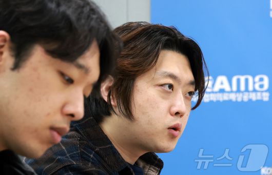 박단 대한전공의협의회 비상대책위원장(대한의사협회 부회장)이 서울 용산구 대한의사협회 내 의료배상공제조합에서 뉴스1과 인터뷰를 하고 있다. 왼쪽은 이선우 대한의과대학·의학전문대학원 학생협회(의대협) 비상대책위원장. 2025.5.14/뉴스1 ⓒ News1 김진환 기자