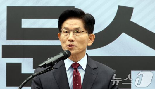 김문수 국민의힘 대통령 후보가 18일 서울 여의도 국민의힘 중앙당사에서 '경제를 판갈이 합니다! 새롭게 대한민국' 경제 공약 발표를 하고 있다. (공동취재) 2025.5.18/뉴스1 ⓒ News1 안은나 기자