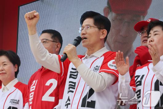 김문수 국민의힘 대통령 후보가 17일 오후 전북 전주시 완산구 한옥마을 거리에서 가진 유세에서 시민들에게 지지를 호소하고 있다. 2025.5.17/뉴스1 ⓒ News1 이광호 기자