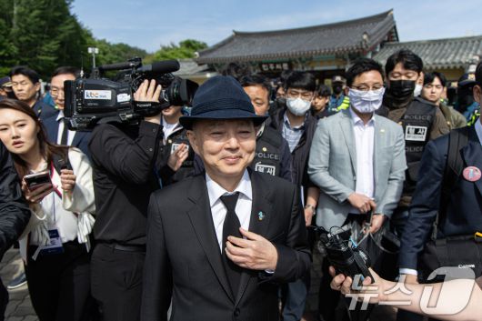 안창호 국가인권위원장이18일 오전 광주 북구 운정동 5·18민주묘지에서 열린 제45주년 5·18 민주화운동 기념식에 참석하던 중 시민단체의 항의에 발길을 되돌리고 있다. 2025.5.18/뉴스1 ⓒ News1 이재명 기자