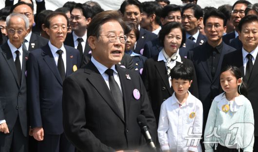 이재명 더불어민주당 대통령 후보가 18일 광주 북구 국립5·18민주묘지에서 열린 '제45주기 5·18 민주화운동기념식'에 참석한 뒤 취재진의 질의에 답하고 있다. 2025.5.18/뉴스1 ⓒ News1 국회사진취재단