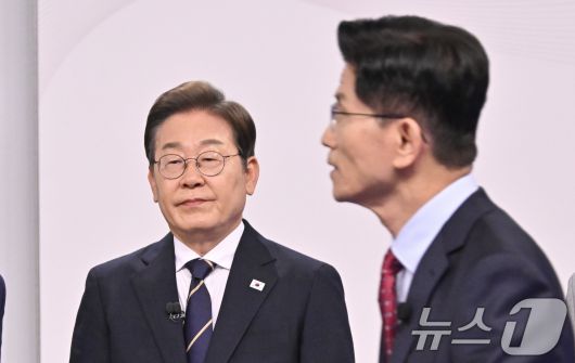 김문수 국민의힘 대통령 후보가 18일 서울 마포구 SBS프리즘타워에서 열린 중앙선거방송토론위원회 주관 제21대 대통령선거 후보자토론회에 참석하고 있다. 왼쪽은 이재명 더불어민주당 대통령 후보. 2025.5.18/뉴스1 ⓒ News1 국회사진취재단